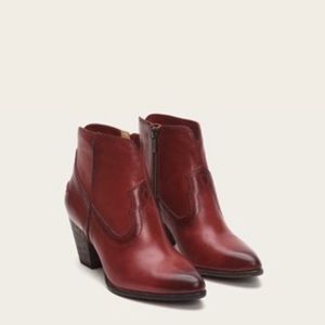 Gorgeous EUC Frye Renee seam boots